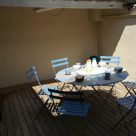 Spacieux Face à La Cité Médievale