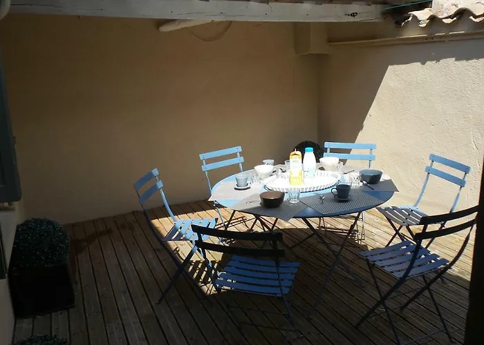 Spacieux Face A La Cite Medievale