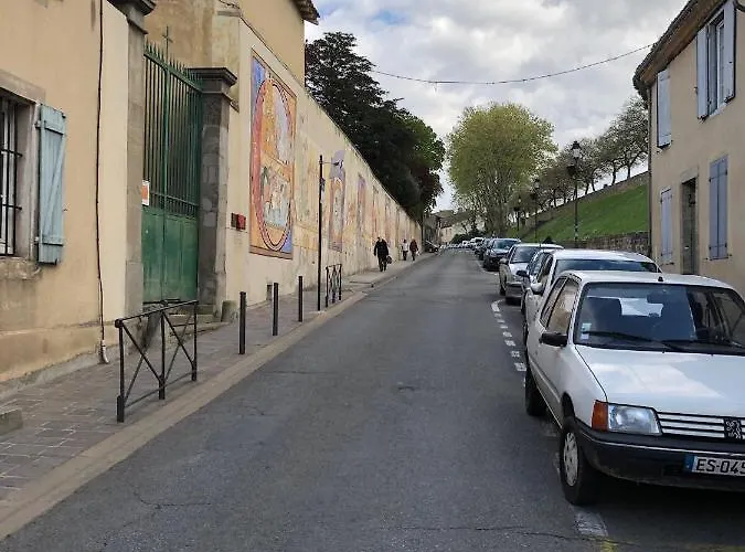 Spacieux Face A La Cite Medievale